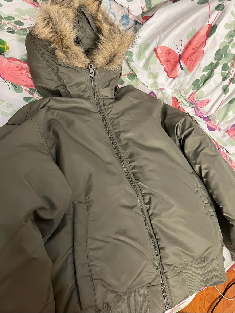 New Hollister Mens Olive Green Hooded Puffer with Faux-Fur Trim Bomber Jacket